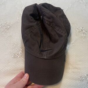 nike brown + black embroidered swoosh baseball cap – one size